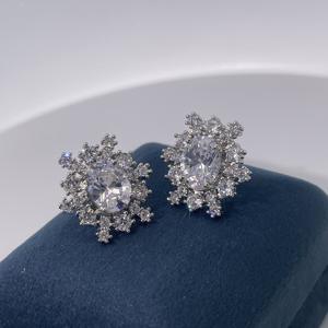 ต่างหูแบบติดหูทรงรีประดับเพชรซิร์คอนรูปเกล็ดหิมะ ชุบทองเหลือง ดีไซน์หรูหรา คลาสสิก จากทินายู เจมส์ สำหรับผู้หญิง - Product Image 4