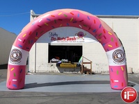 Arc gonflable extérieur de couleur blanche d'usine avec des lumières LED RVB pour la publicité d'événement éclairage gonflable arches LED arc-en-ciel