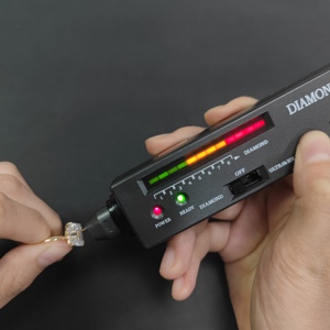 Anillo <span class=keywords><strong>de</strong></span> Oro Minimalista Personalizado AU585 con <span class=keywords><strong>Diamante</strong></span> Moissanita <span class=keywords><strong>de</strong></span> Corte Esmeralda <span class=keywords><strong>de</strong></span> 4 Quilates Certificado por GRA, Oro Puro Sólido <span class=keywords><strong>de</strong></span> <span class=keywords><strong>14</strong></span> Quilates - Product Image 5