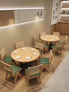 Table à manger ronde en bois massif oriental avec chaise en rotin tressé à cadre en X et fauteuil en PU vert – Mobilier de café, restaurant, salon de thé – Vente en gros - Product Image 1