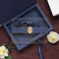 Boîte d'invitation personnalisée en velours bleu marine avec couverture rigide, impression dorée à chaud, fermeture à ruban à pompon, boîte d'emballage pour ensemble d'invitations d'anniversaire