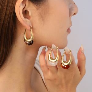 ต่างหูห่วงเรียบง่ายสไตล์มินิมอล รูปทรงเรขาคณิต สีสันสดใส ทำจากเรซิ่นและสแตนเลสสตีล ชุบทอง 18K PVD สำหรับผู้หญิง - Product Image 4