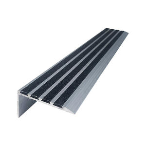 Profilés de marche en métal noir antidérapants, profilés de marche en forme de nez de bœuf, profilés de marche personnalisés pour marches en béton, bordure de marche, disponibles en OEM et ODM - Product Image 2