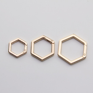 Mosquetón Hexagonal de Aleación de Zinc de Alta Calidad, 26 mm, Ligero, con Colores Personalizables <span class=keywords><strong>para</strong></span> <span class=keywords><strong>Llaveros</strong></span> de <span class=keywords><strong>Boda</strong></span> - Product Image 3