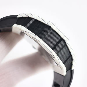 Montre pour homme ultra-légère noire et blanche avec boîtier en fibre de carbone, surface saphir et bracelet en caoutchouc, idéale pour les trajets quotidiens et les séances de sport - Product Image 4