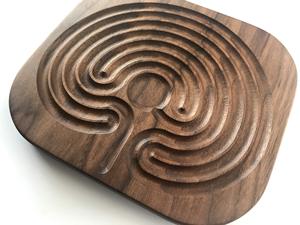 Laberinto de dedos de madera para meditación y oración, estilo cretense clásico - Product Image 2