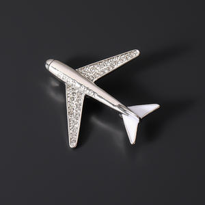 Broche de solapa con diseño de avión 3D chapado en oro, recuerdo de aerolínea, para bodas y compromisos, de Diamond Craft - Product Image 2