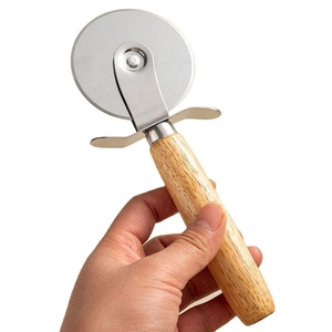 มีดตัดพิซซ่าแบบล้อทำจากยาง ด้ามไม้ ที่ตัดพาย - Product Image 4