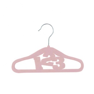 Gros bébé mignon chiffres 123 velours <span class=keywords><strong>cintre</strong></span> de haute qualité antidérapant Premium noir velours cintres flocage <span class=keywords><strong>cintre</strong></span> pour enfants - Product Image 5