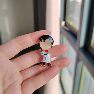 Japon sevimli Anime broş niş tasarım işık lüks erkek kadın doktor broş sadelik çift giyim yaratıcı aksesuarları - Product Image 6