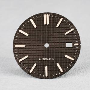 Cadran modifié avec des rayures argentées et un effet lumineux vert, accessoire de montre. Cadran NH35. 31,8 mm de diamètre. Fabriqué en acier inoxydable - Product Image 6