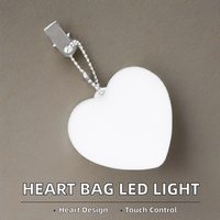 Lumière LED à piles en forme de coeur pour sacs à main Lumière de capteur tactile de sac à main en matériau ABS moderne essentielle pour la visibilité nocturne