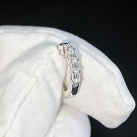 Boucles d'oreilles créoles Huggie en argent sterling 925 avec moissanite VVS taille baguette, fermeture à pression, style minimaliste, effet glacé, pour femme, vente en gros