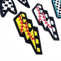 Écussons thermocollants brodés motif nœud éclair, badges DIY de baseball à motif nœud écossais noir et blanc, en stock, vente en gros, personnalisation OEM disponible