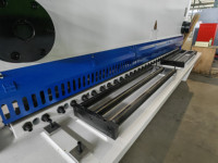 Cisaille à guillotine de haute précision Delem DAC360 8x3200, équipement de fabrication métallique robuste