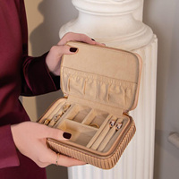 Boîte de rangement de bijoux portable personnalisée pour colliers et boucles d'oreilles, emballage cadeau, boîte de rangement de bijoux de voyage en cuir PU de luxe avec pochette
