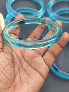 กำไลเรซินมีสไตล์สำหรับผู้หญิงที่มีดีไซน์ที่ทนทานน้ำหนักเบา ลวดลายสีสันสดใส เหมาะสำหรับงานปาร์ตี้ที่สวมใส่ในชีวิตประจำวัน - Product Image 2