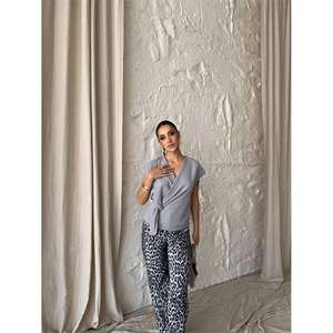 เสื้อเบลาส์ผู้หญิงสีเทา แขนกุด แต่งผูกข้าง ปักลายระบาย สำหรับงานทางการ งานปาร์ตี้ ไซส์ XL ทรงหลวม ผ้าไหมชีฟอง ผ้าป๊อปลิน ผ้าลินิน - Product Image 2