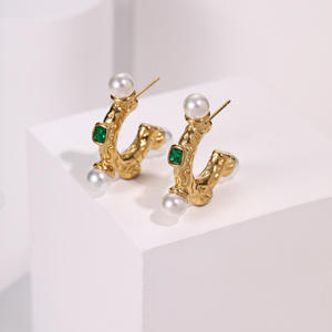 Boucles d'oreilles créoles en or vintage avec perle émeraude texturée C-cerceau Design bijoux élégants pour les occasions spéciales - Product Image 3