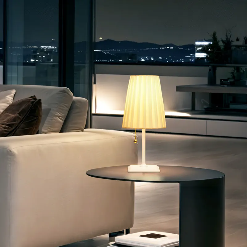 Lámpara de mesa de pantalla de tela de lino plisada minimalista con base de metal y portalámparas E27