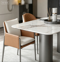 Ensemble de table à manger moderne en pierre frittée sur mesure avec base en acier inoxydable brossé et chaises entièrement en cuir - Durable et écologique pour hôtel