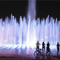 Fontaine interactive de sol pour enfants, design carré, acier inoxydable 304, résistante à la rouille de l'eau de mer, fontaine à eau dansante, lumières RGB, écologique