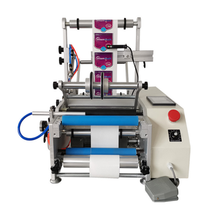 Applicateur d'étiquettes semi-automatique adapté aux bouteilles en plastique et en verre, équipé d'une machine d'application d'étiquettes électrique. - Product Image 2