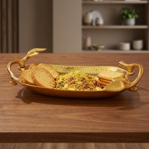 Plateau de service en aluminium fait main Golden Glow avec poignées décoratives pour la présentation des aliments lors de fêtes, style glamour, finition polie - Product Image 2