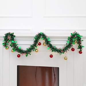 Guirnalda de Navidad Verde Oscuro con Bordes Blancos, Hojas Finamente Impresas, Bayas Rojas, Bolas de Navidad, Luces, Decoración para Fiestas Navideñas - Product Image 3