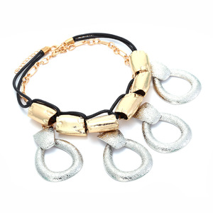 Perhiasan Fashion ODM OEM Kalung Rantai Dua Warna Cincin Oval Bertekstur Emas Perak Perhiasan Statement Tebal untuk Wanita Kalung - Product Image 3