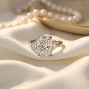 Anillo de Compromiso y Boda con Tres Diamantes Cultivados en Laboratorio, Corte Radiante, Oro Amarillo Sólido de 14K, Certificado de Lujo para Mujer - Product Image 3