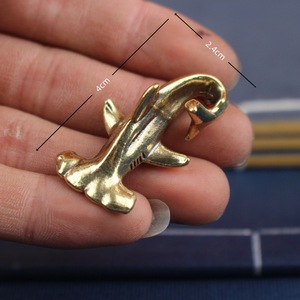 1 pieza Adorno de latón con cabeza de <span class=keywords><strong>tiburón</strong></span> martillado estilo vintage, Figura decorativa de metal creativa para escritorio - Product Image 5