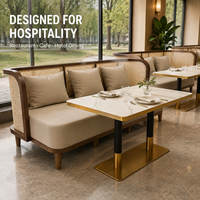 Banquette avec dossier en rotin et structure en bois foncé pour restaurant, ensemble de banquettes trois places pour café et hôtel