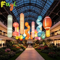Ensemble d'art suspendu gonflable géant durable et écologique avec formes lumineuses pour les halls d'exposition