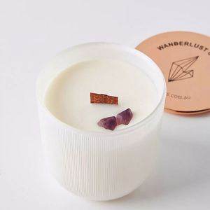 Bougie parfumée en cire de soja artisanale Wanberlust dans un pot en céramique avec cristaux infusés pour la décoration de la maison - Product Image 6