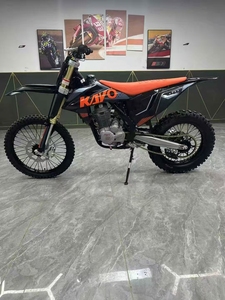 Motocicleta Todoterreno Muy Atractiva y Potente que Sube la Montaña - Product Image 3