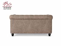 Canapé Chesterfield 2 places en similicuir, capitonné à boutons losanges, accoudoirs roulés, pieds en bois massif, style Mid-Century Modern pour salon