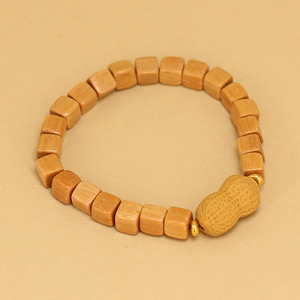 Braccialetto fai da te con perline a cubo in legno di sandalo e scritta 'Good Things Come with Peanuts' - Product Image 3