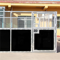 Écuries extérieures et boxes à chevaux avec toit