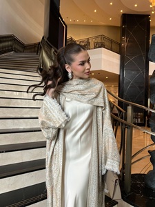 <span class=keywords><strong>Abaya</strong></span> ouverte beige Hafizah ornée d'un imprimé jacquard avec <span class=keywords><strong>foulard</strong></span> assorti pour l'Aïd, le Ramadan et les événements de luxe - Product Image 5