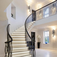 Escalier incurvé en marbre de style australien avec poutre en acier et garde-corps en fer forgé provenant de l'usine de Foshan