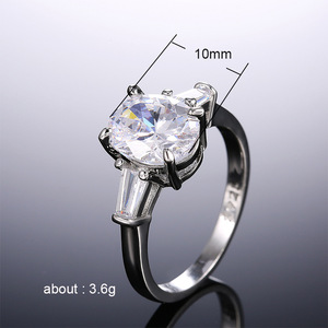 แหวนเพชรทรงรีสำหรับผู้หญิง F604 ประดับเพชรทรงบาแก็ตต์ด้านข้าง ดีไซน์คลาสสิกสำหรับงานหมั้น - Product Image 6