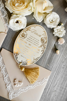 Suite d'invitations de mariage vintage beige en dentelle avec détails floraux dorés, carte ovale, carte RSVP avec code QR et enveloppe à nœud en dentelle
