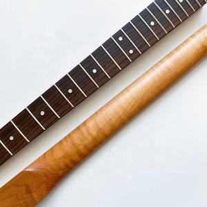 คอกีตาร์แบบกำหนดเอง 22 เฟรต รัศมี 9.5 นิ้ว ผิวไนโตรซาติน คอกีตาร์ ST ไม้เมเปิลลายไฟแบบร็อสเต็ด - Product Image 3