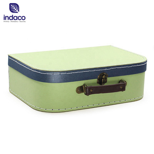 Nueva llegada: Caja de regalo de papel kraft con diseño moderno y novedoso, tipo maleta para bebé, con asa de cinta para bolsos. - Product Image 1