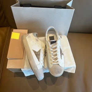 Chaussures blanches en cuir de vachette grainé de haute qualité pour femme et homme, avec étoiles dorées à paillettes et queues argentées, rehaussantes invisibles - Product Image 2