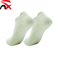 Chaussettes de Pilates en gros avec grip antidérapant pour femmes, chaussettes de yoga mi-mollet antidérapantes pour femmes enceintes, personnes âgées, pieds nus, personnalisables