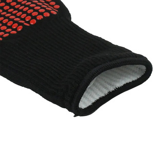 Gants de barbecue en silicone, motif flamme noir et rouge, résistants à la chaleur, pour grillades et fours - Product Image 4