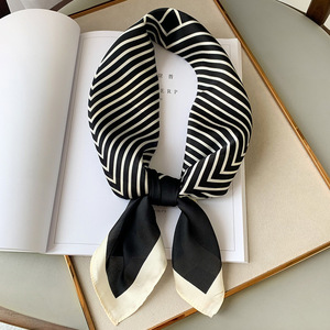 Foulard en <span class=keywords><strong>soie</strong></span> pour les cheveux Bandana de créateur, foulard en satin de <span class=keywords><strong>soie</strong></span> sergé, impression numérique, foulards carrés pour femmes, vente en gros - Product Image 6
