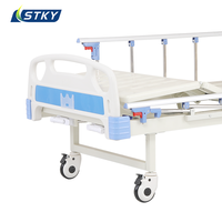 Lit médical manuel à 2 fonctions, lit d'hôpital à double manivelle, cadre en acier, lit de soins infirmiers avec garde-corps en alliage d'aluminium et roulettes silencieuses